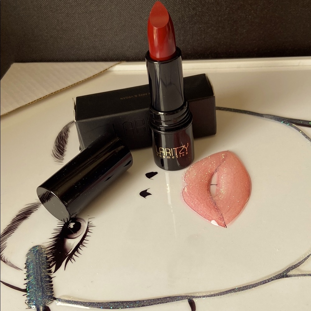 🆕 Laritzy cosmetics cream lipstick in crimson